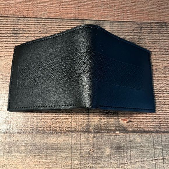 Men’s Bi-Fold Faux Leather Wallet- Diamond Plaque Pattern - Picture 3 of 6